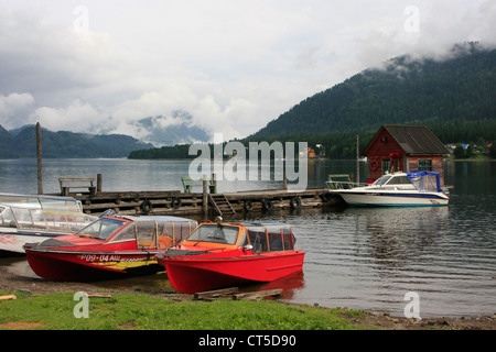 Barche sulla riva del lago Teletskoe, Artybash, Altai, Siberia, Russia Foto Stock