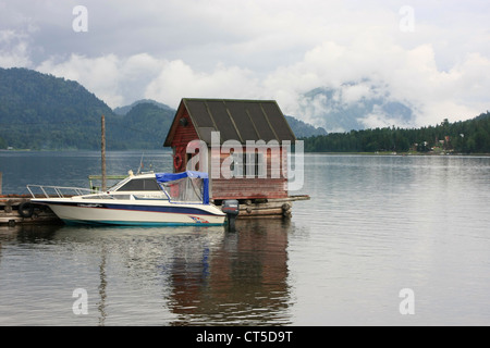 Boat House, Lago Teletskoe, Artybash, Altai, Siberia, Russia Foto Stock