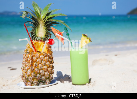 Cocktail di ananas sulla spiaggia di sabbia bianca Foto Stock