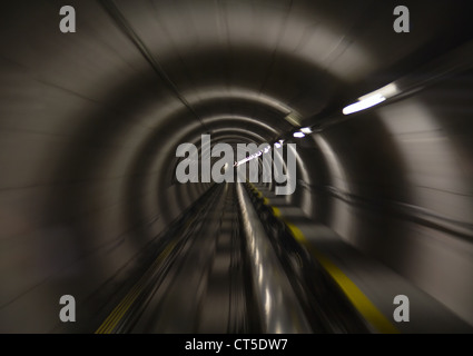 Attraversando il tunnel della metropolitana (dall'aeroporto di Zurigo) Foto Stock