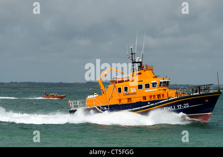 Yarmouth scialuppa di salvataggio a pieno regime nel Solent durante il 2012 intorno all isola gara Foto Stock