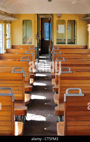 Vecchio trasporto passeggeri con panche di legno al deposito di Chemin de Fer à Vapeur des Trois Vallées a Mariembourg, in Belgio Foto Stock