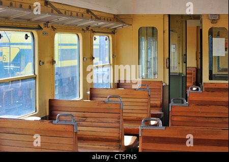 Vecchio trasporto passeggeri con panche di legno al deposito di Chemin de Fer à Vapeur des Trois Vallées a Mariembourg, in Belgio Foto Stock