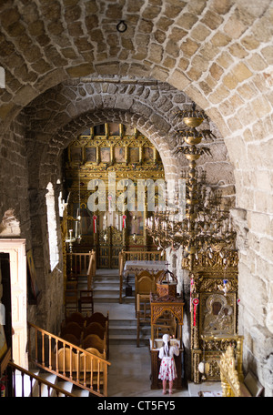 dh Chiesa di San Lazarus LARNACA CIPRO Girl illuminazione candela all'interno Larnaka san Agios Lazaros greco culto ortodosso grecia Chiese all'interno Foto Stock