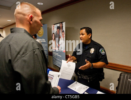 Fiera del lavoro per noi il veterano militare è tenuto presso il Campidoglio del Texas ad Austin include il rappresentante di Austin il dipartimento di polizia Foto Stock