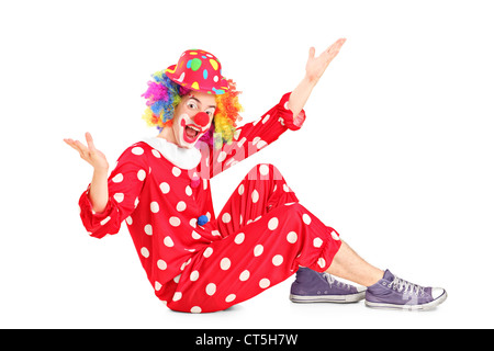Un ritratto di un sorridente happy clown seduto isolato su sfondo bianco Foto Stock