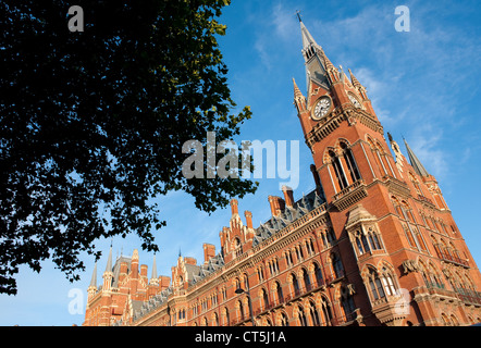 St Pancras Stazione ferroviaria su una giornata d'estate in Lodnon, Inghilterra. Foto Stock