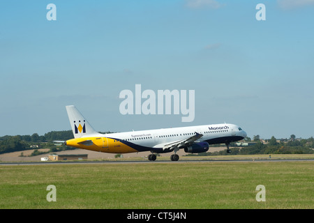 La Monarch Airbus A321 aereo all'Aeroporto di Luton, Inghilterra. Foto Stock