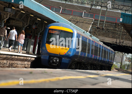 Treni passeggeri in C2C livrea in attesa presso una stazione ferroviaria in Inghilterra. Foto Stock