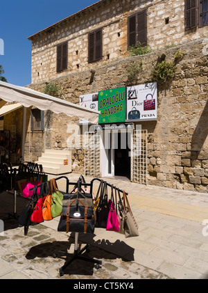 Dh Città Vecchia FAMAGUSTA CIPRO DEL NORD Old Town street borsetta shop Foto Stock