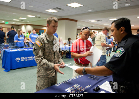 Fiera del lavoro per noi il veterano militare è tenuto presso il Campidoglio del Texas ad Austin include il rappresentante di Austin il dipartimento di polizia Foto Stock