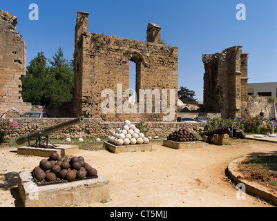 Dh Città Vecchia FAMAGUSTA CIPRO DEL NORD del Palazzo del veneziano provedittore Royal Palace resti di cannoni e canonballs Foto Stock