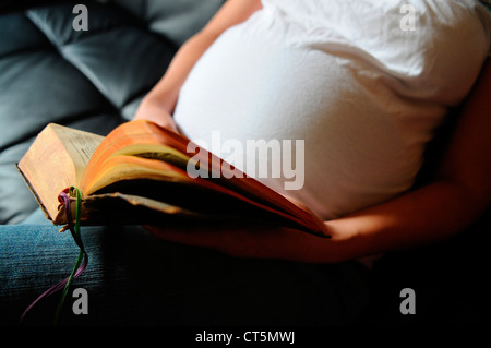 La religione donna in stato di gravidanza Foto Stock