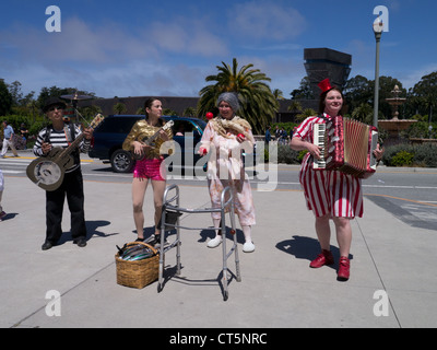 Gli artisti interpreti o esecutori al di fuori dell'Accademia delle Scienze della California nel Golden Gate Park di San Francisco, CA Foto Stock