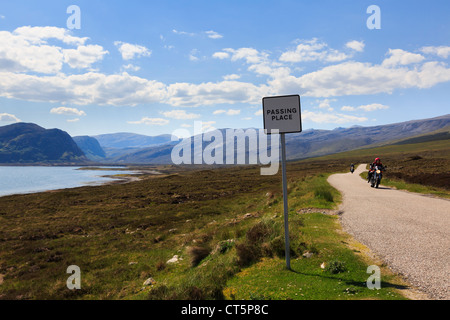 Passando segno posto sulla singola traccia strada costiera a nord e a ovest Highlands itinerario turistico Sutherland Highland Scozia UK Foto Stock