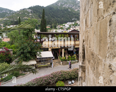 Dh Abbazia di Bellapais KYRENIA CIPRO DEL NORD i turisti a piedi Bellapais Abbey Lane passato cafe Foto Stock