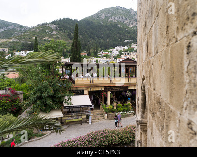 Dh Abbazia di Bellapais KYRENIA CIPRO DEL NORD i turisti a piedi Bellapais Abbey Lane passato cafe Foto Stock