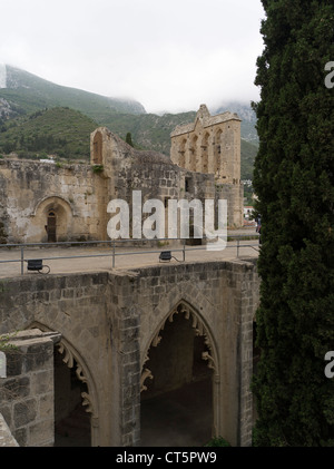 dh Abbazia di Bellapais KYRENIA CIPRO SETTENTRIONALE Bellapais Abbazia rovine archi e Besparmak catena montuosa girne turco nord Foto Stock