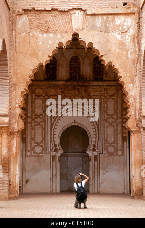 Un turista di scattare una foto nella Moschea Islamica a Tin mal, l'Alto Atlante, Marocco Foto Stock