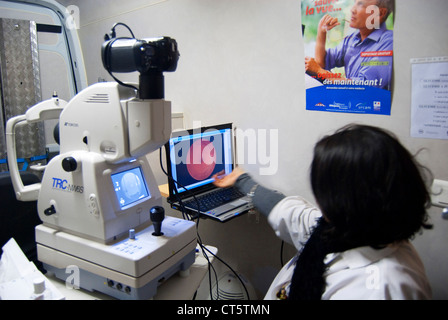 FUNDUS OCULI ESAME Foto Stock