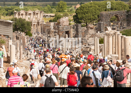 I turisti a piedi lungo Curetes Street verso la biblioteca di Celso, Efeso, Turchia Foto Stock