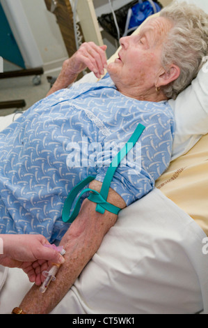 Campione di sangue, la persona anziana Foto Stock