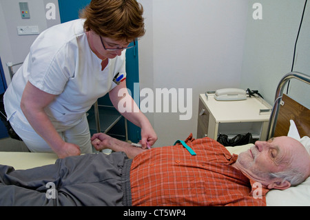 Campione di sangue, la persona anziana Foto Stock