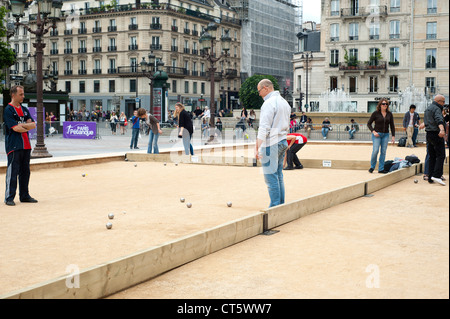 Parigi Francia - giocatori di bocce, una forma di Legname in blocco il cui scopo è di lanciare sfere di metallo il più vicino possibile ad un bersaglio di piccole dimensioni Foto Stock