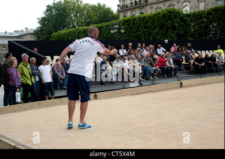 Parigi Francia - giocatori di bocce, una forma di Legname in blocco il cui scopo è di lanciare sfere di metallo il più vicino possibile ad un bersaglio di piccole dimensioni Foto Stock