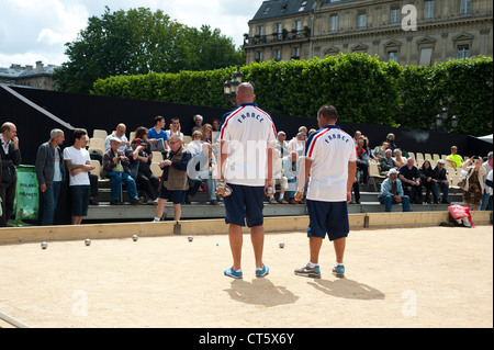 Parigi Francia - giocatori di bocce, una forma di Legname in blocco il cui scopo è di lanciare sfere di metallo il più vicino possibile ad un bersaglio di piccole dimensioni Foto Stock