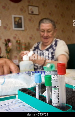 Campione di sangue, la persona anziana Foto Stock