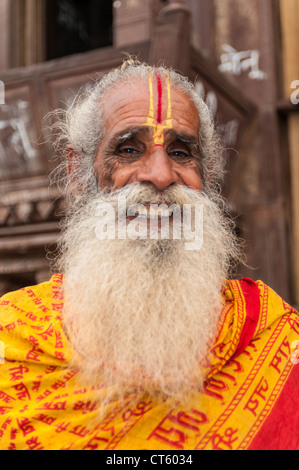 Il vecchio uomo indiano con la barba e festively faccia dipinta, Orchha, India Foto Stock