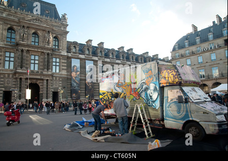 Parigi, Francia - Persone di verniciatura di un furgone con graffiti Foto Stock