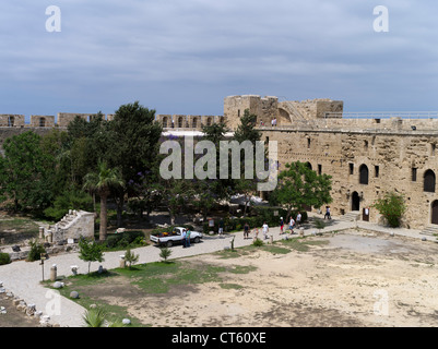 dh Girne Castello KYRENIA CIPRO NORD turisti all'interno del castello veneziano pareti cortile muro fortificazione veniziana Foto Stock