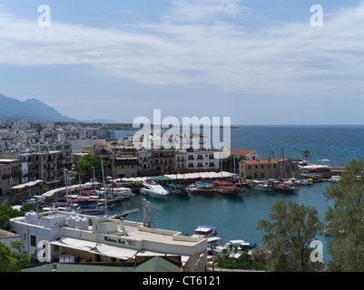 Dh Porto Girne KYRENIA Cipro del nord del porto vecchio barche sul lungomare e bay Foto Stock