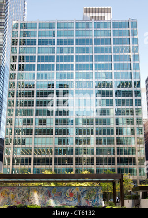 Entroterra edificio in acciaio a Chicago, Illinois, Stati Uniti d'America. Foto Stock