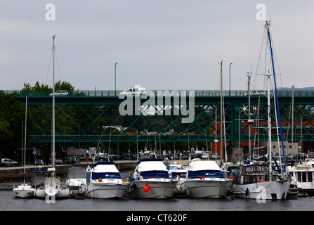 Marina e Ponte Eiffel road / ponte ferroviario (progettato dall architetto francese Gustave Eiffel), Viana do Castelo, Portogallo settentrionale Foto Stock