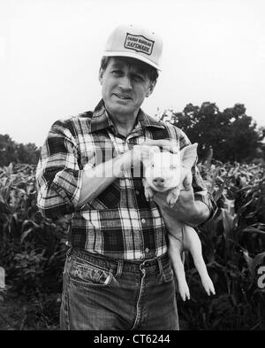 Imprenditore nel campo Azienda baby pig Foto Stock