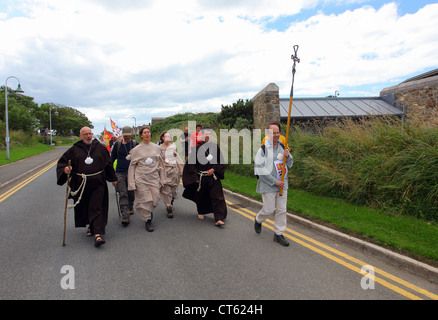 I pellegrini che arrivano a Oriel Y Parc Centro informazioni turistiche in St David's Pembrokeshire Foto Stock