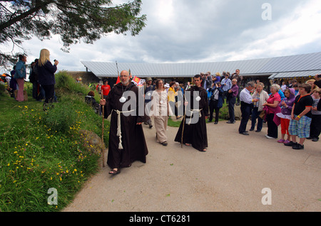 I pellegrini che arrivano a Oriel Y Parc Centro informazioni turistiche in St David's Pembrokeshire Foto Stock