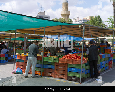 Dh Lefkosia sud mercato NICOSIA CIPRO titolare di stallo e i clienti all aria aperta il sabato mercato di frutta e verdura Foto Stock