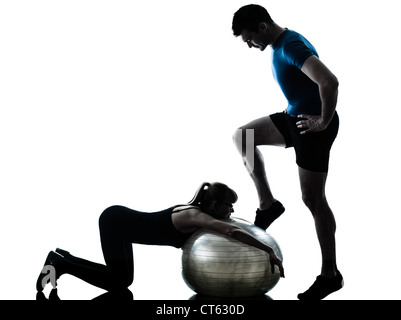 Caucasian istruttore di aerobica con donna matura esercizio di allenamento fitness in silhouette studio isolato su sfondo bianco Foto Stock