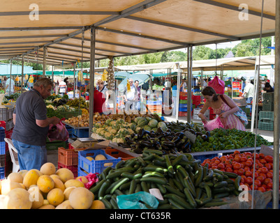 dh Lefkosia Sabato mercato NICOSIA SUD CIPRO cliente locale donna all'aria aperta frutta ortaggi mercati gente greca shopping frutta verdure Foto Stock