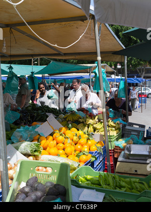 dh Lefkosia Sabato mercato NICOSIA SUD CIPRO Stall clienti titolari all'aria aperta frutta e verdura greco mercato popolare cipriota all'aperto Foto Stock