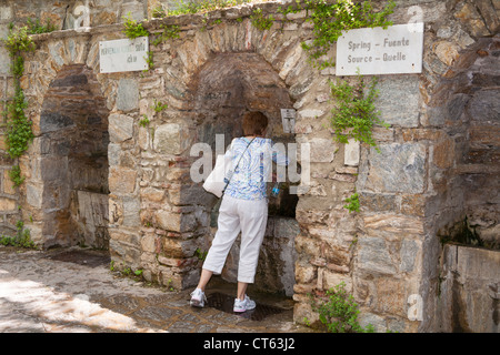 Turismo bottiglia di riempimento, le fontane di acqua sacra, casa della Vergine Maria, Meryemana, vicino a Efeso e Selcuk, Turchia Foto Stock