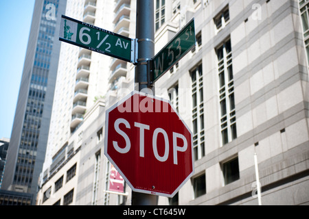 Sei e mezzo Avenue è visto nel centro di Manhattan a New York Foto Stock