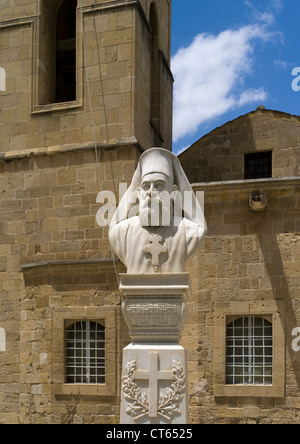 dh Città Vecchia NICOSIA Sud CIPRO Arcivescovo Makarios III busto Agios Ioannis Cattedrale di San Giovanni Lefkosia johannes statua greca Foto Stock