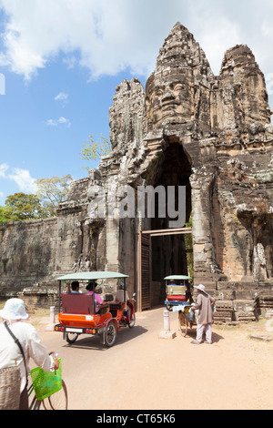 Cancello Sud entrata a Angkor Thom in Cambogia Foto Stock