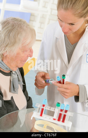 Campione di sangue, la persona anziana Foto Stock