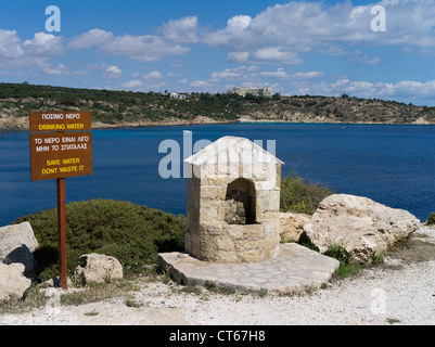 dh Capo greco Parco Nazionale AGIOI ANARGYROI CIPRO GRECIA Acqua bene potabile fontana Konnos Bay pozzi isola wellhead gkreko Foto Stock